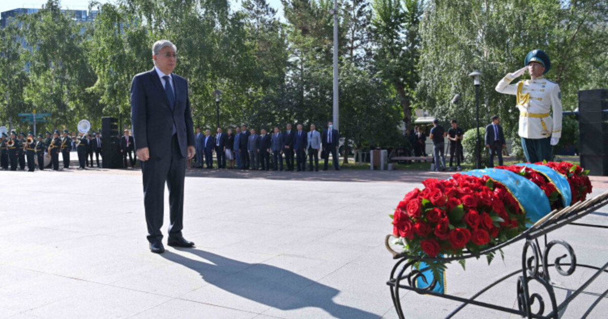 Президент Саяси қуғын-сүргін және ашаршылық құрбандарының рухына тағзым етті