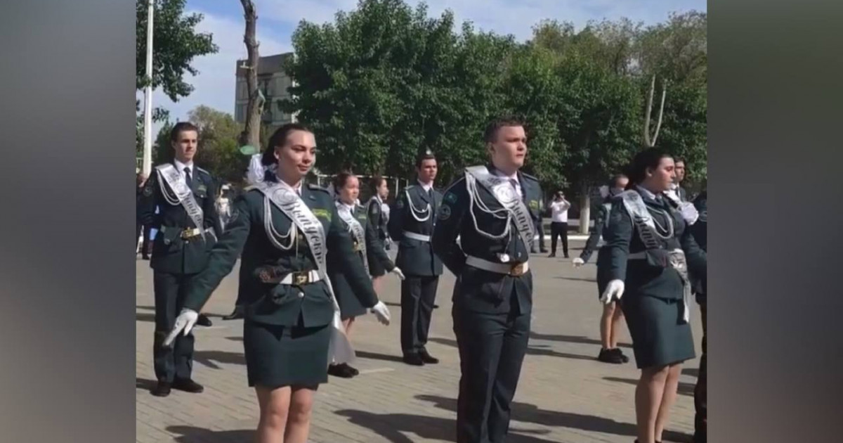 Қостанайда түлектер «Наши Российские герои» әніне билеген (ВИДЕО)