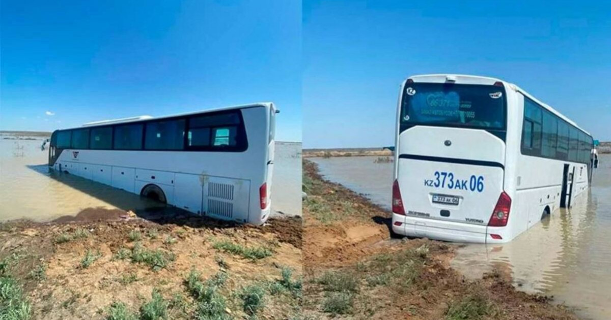 Атырау облысында жолаушылар автобусы жолдан шығып кетті