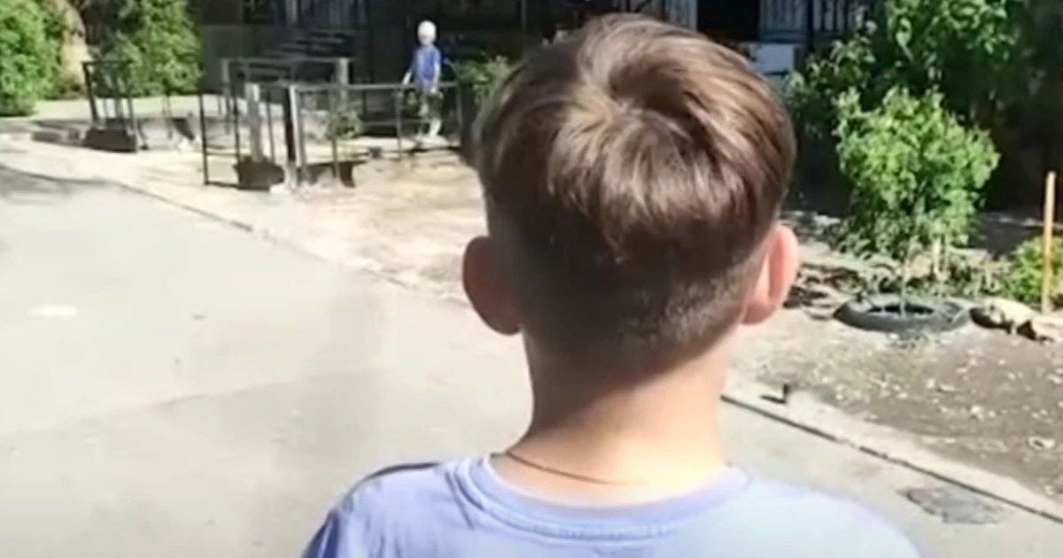 Ақтаулық жалаңаш ер адам пәтеріне 3 баланы күштеп кіргізіп, балтамен қорқытқан (ВИДЕО)