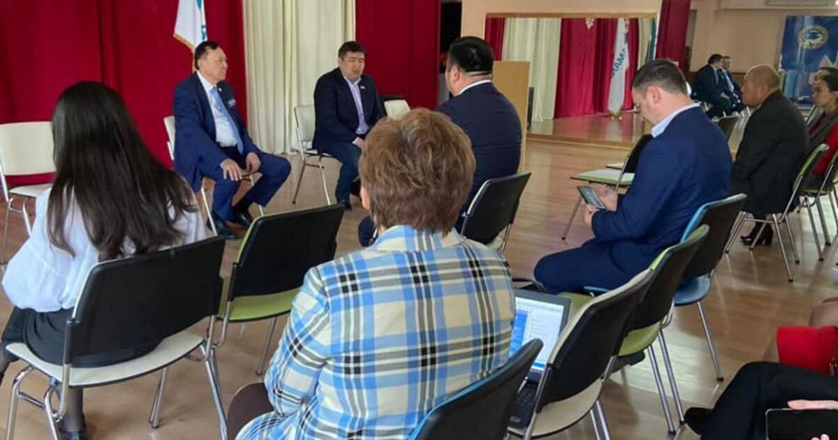 Депутат Елнұр Бейсенбаев Алматы қаласының ұстаздары және оқушыларымен кездесті