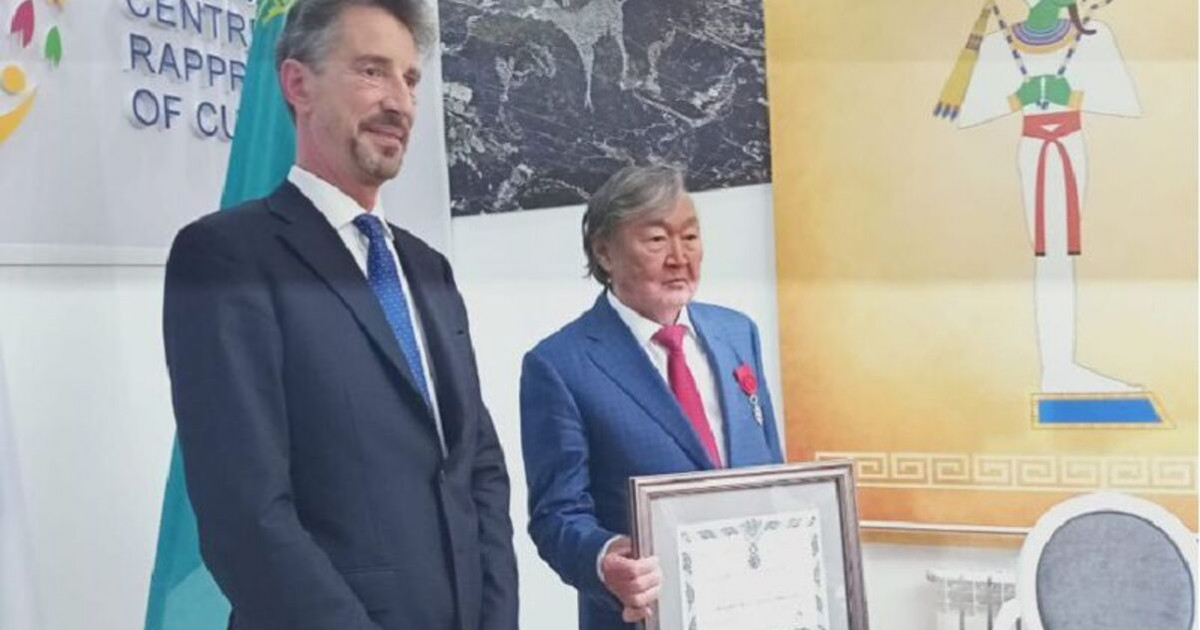 Франция елшісі Олжас Сүлейменовке орден табыс етті