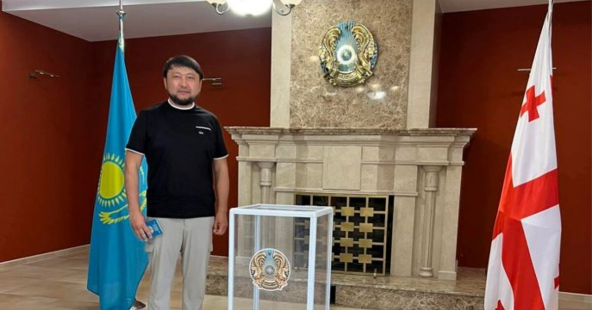 «Азанмен әтірленіп, кофелендім»: Мұхамеджан Тазабек референдумға жыр арнады