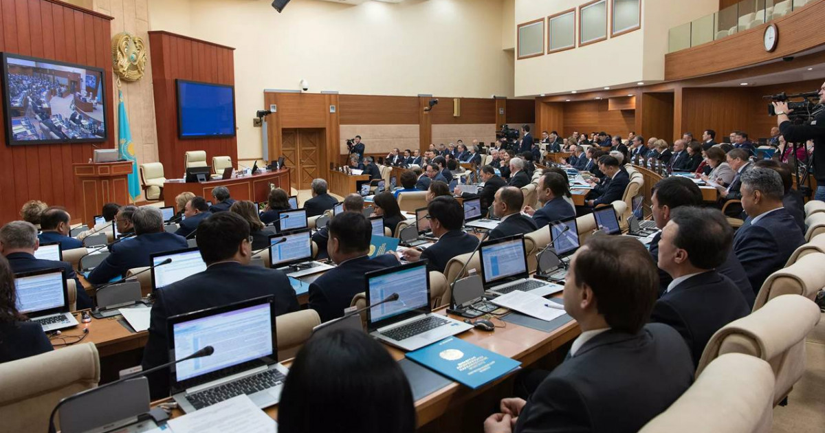 Сенат және Мәжіліс депутаттары каникулға кетті