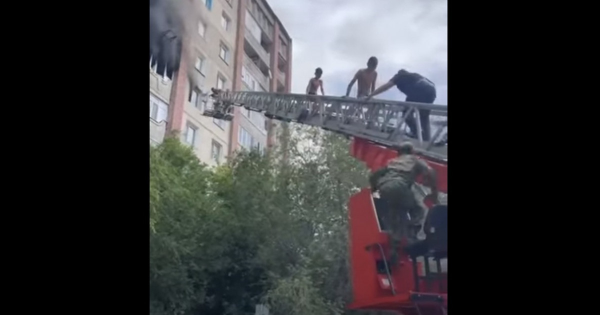 Семейде көпқабатты үй өртенді