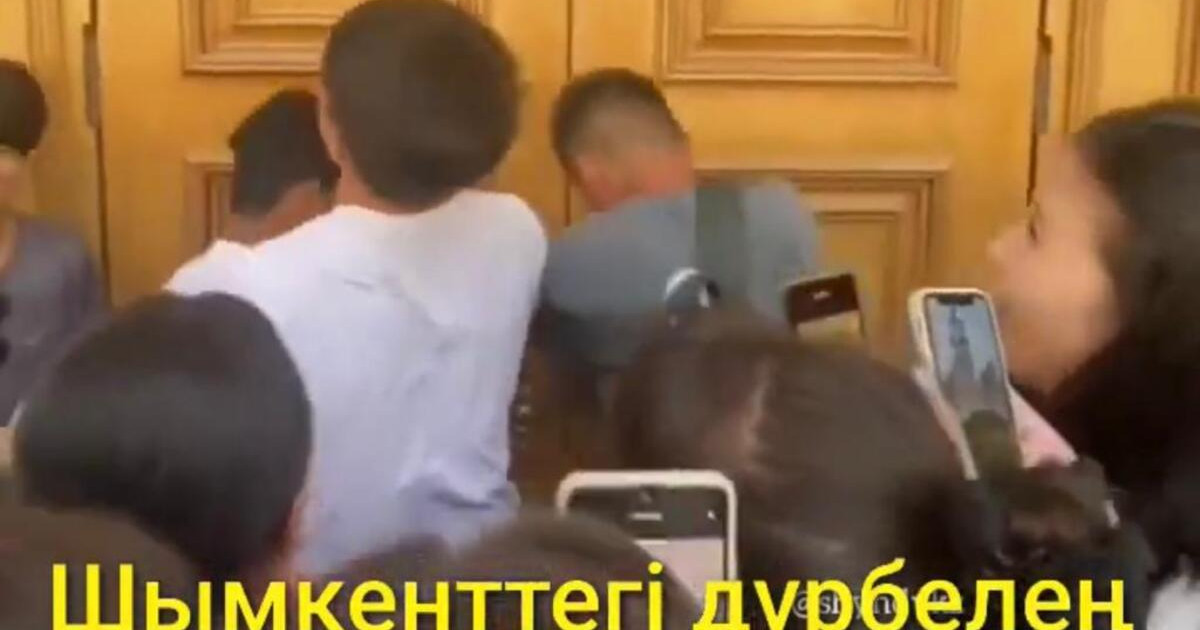 Шымкенттіктер тегін концерт көру үшін есікті бұзып кірді (ВИДЕО)