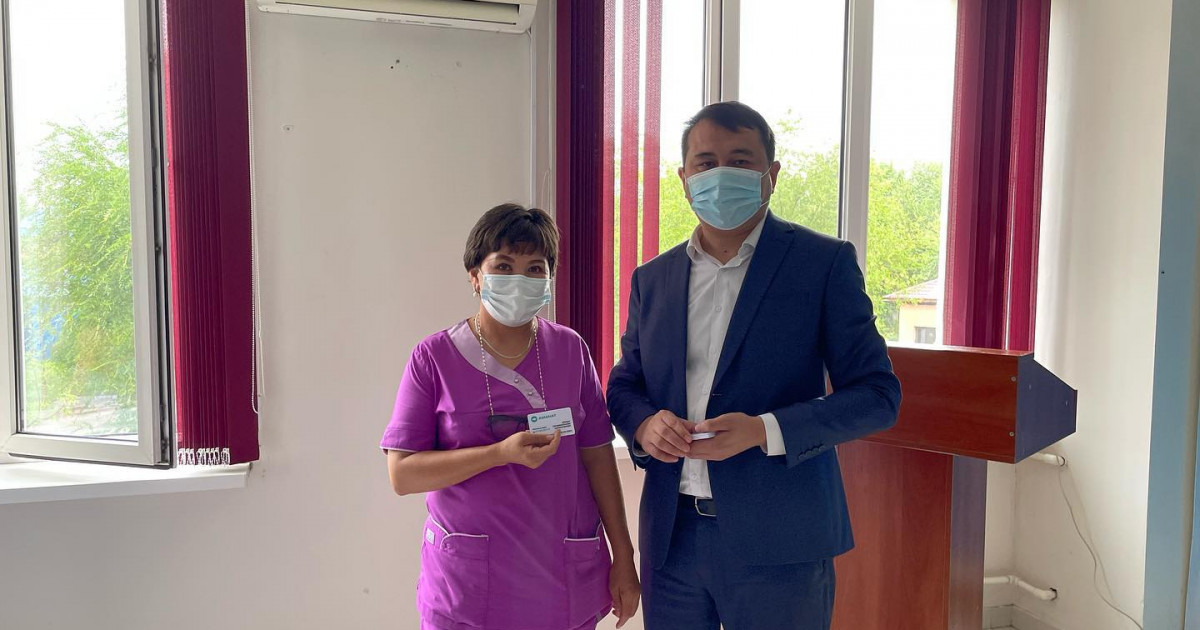 «AMANAT» партиясының мүшелеріне жаңа үлгідегі билеттер табысталды