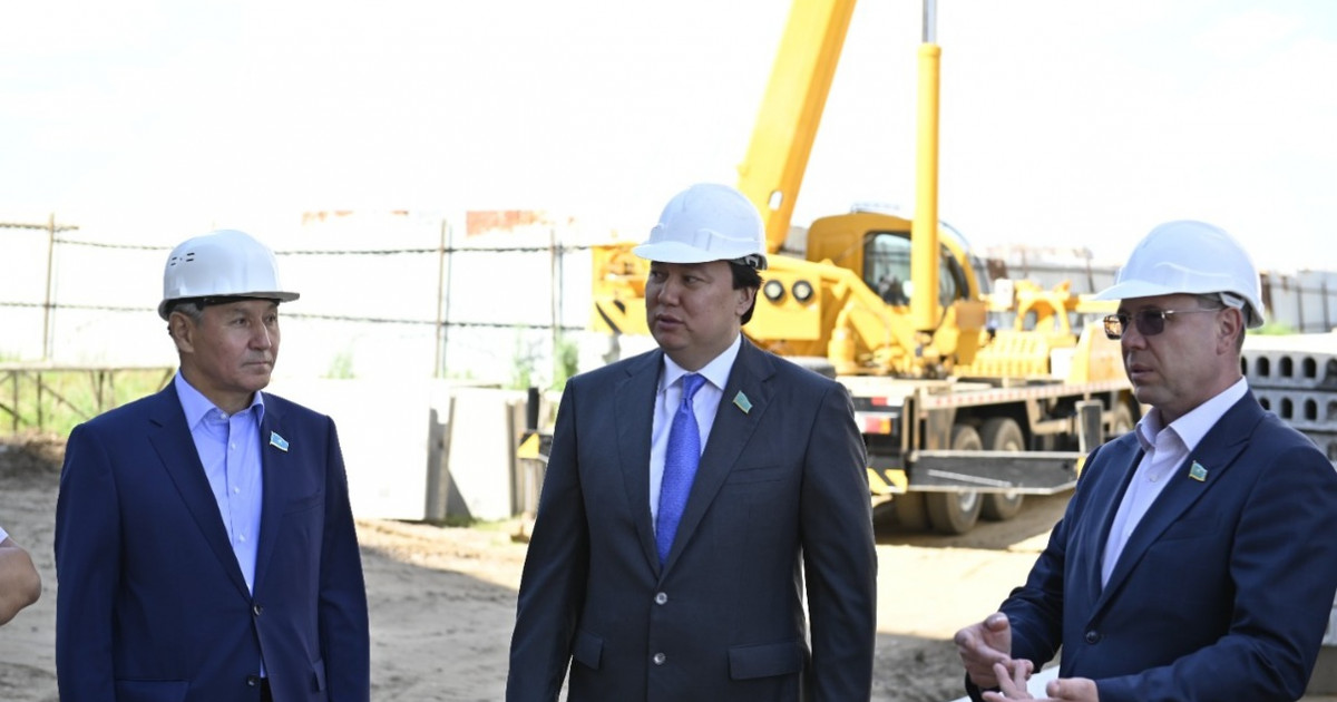 Мәжіліс депутаттары Ақтөбедегі көпқабатты үйлердің құрылысымен танысты