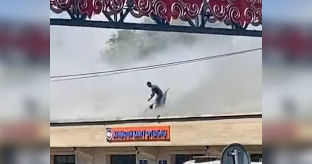 Түркістан тұрғыны Туды алу үшін жанып жатқан ғимараттың төбесіне шықты (ВИДЕО)