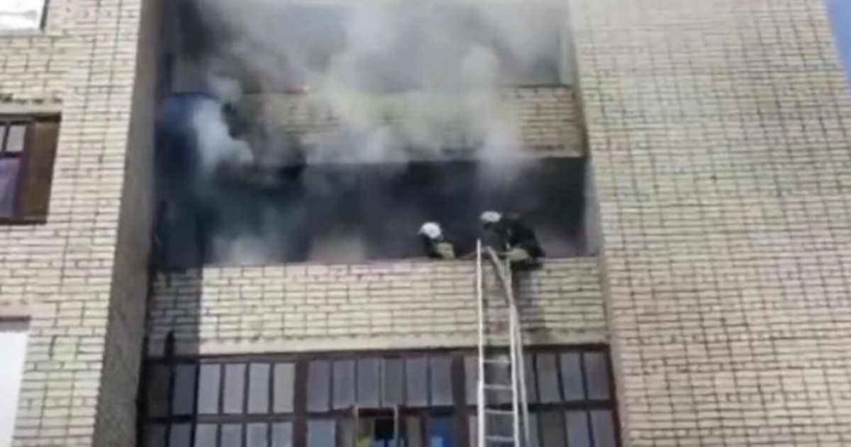 Семейде тұрғын үй өртеніп, 15 адам құтқарылды