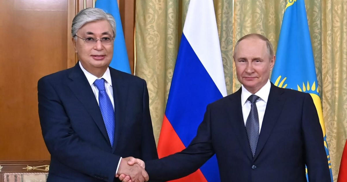 Владимир Путин Қасым-Жомарт Тоқаевты қошеметпен күтіп алды