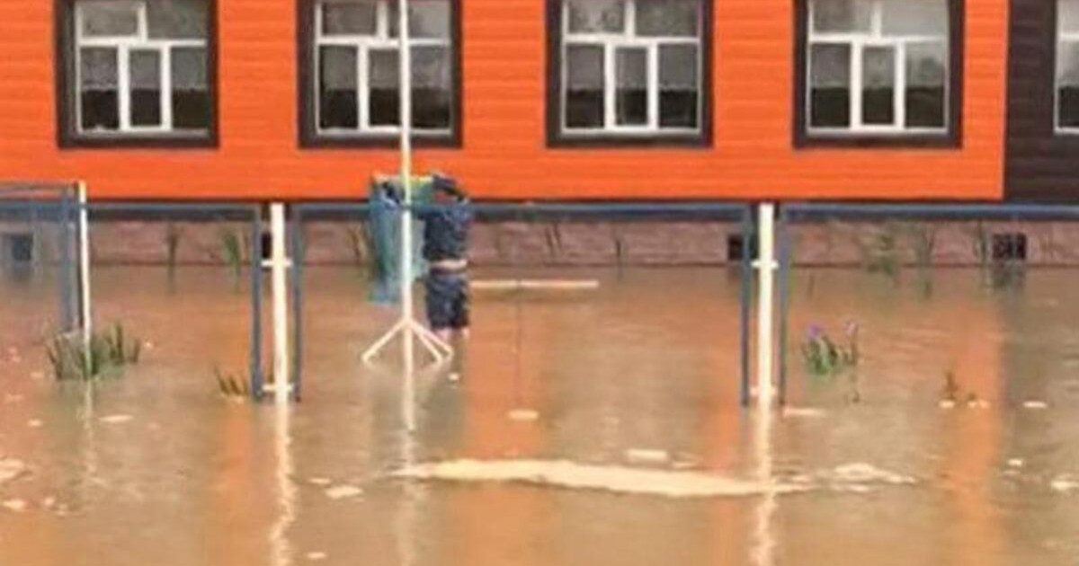 Мемлекеттік туды тасқын судан алып шыққан полицейдің лауазымы өсті (ВИДЕО)