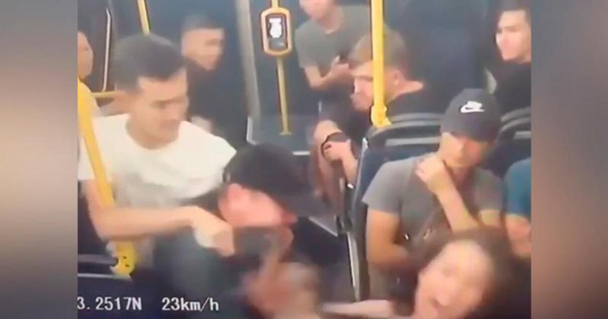 Ер адам автобуста бұрынғы әйеліне пышақ ала жүгірді (ВИДЕО)