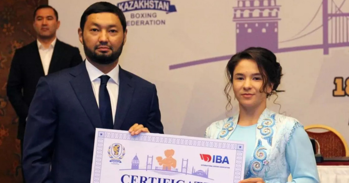 Боксшы Дина Жоламан марапаттау рәсіміне ұлттық киім киіп келді