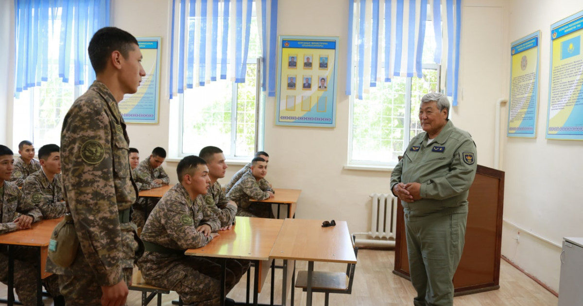 Тоқтар Әубәкіров сарбаздармен кездесті
