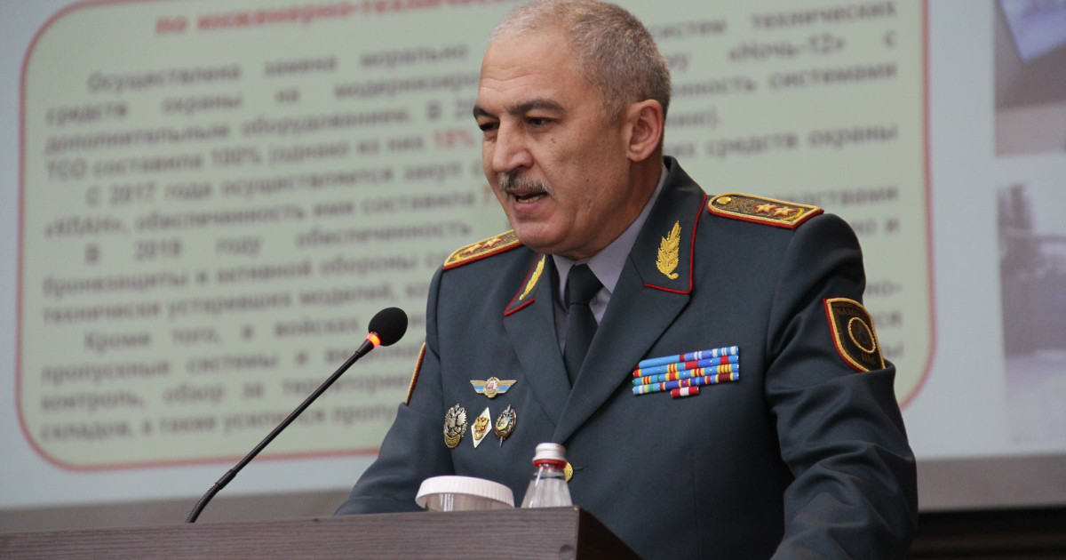 Қорғаныс министрі қағазға жазылған қазақша сөйлемді оқи алмады (ВИДЕО)