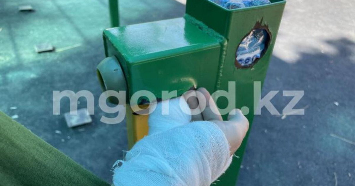Әткеншекте ойнаған бала екі саусағынан айырылды