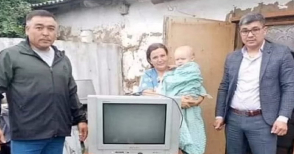 Шенеуніктер атаулы көмек алатын отбасына ескі теледидар берген