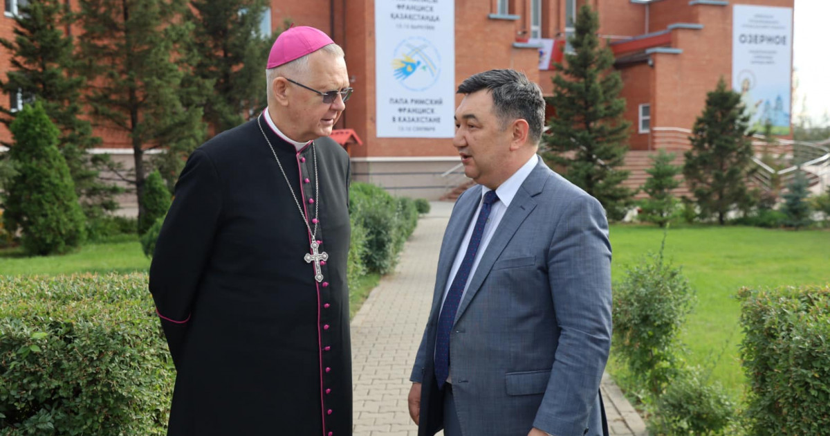 Дархан Қыдырәлі Қазақстандағы Католик шіркеуінің басшысымен кездесті