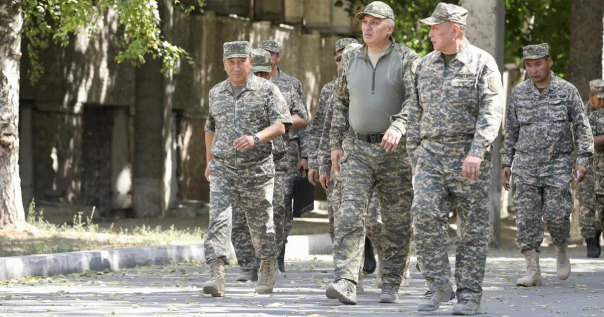 Қорғаныс министрі Жақсылықов Алматы өңірлік гарнизонына барды