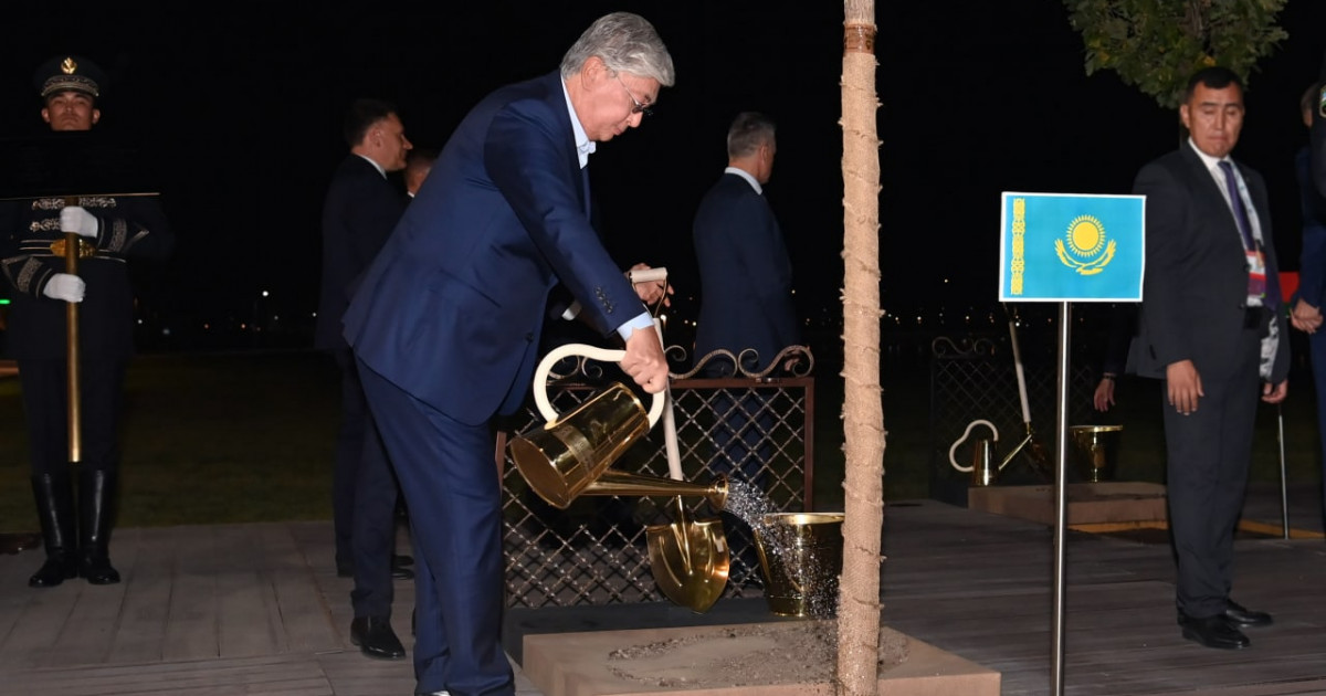 Президент ШЫҰ мүше-мемлекеттер басшыларымен бірге ағаш отырғызды