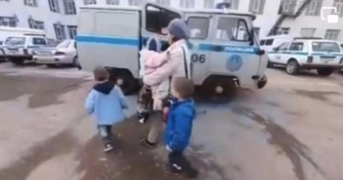 Оралда барар жері жоқ әйел балаларымен аялдамада түнеп жүр