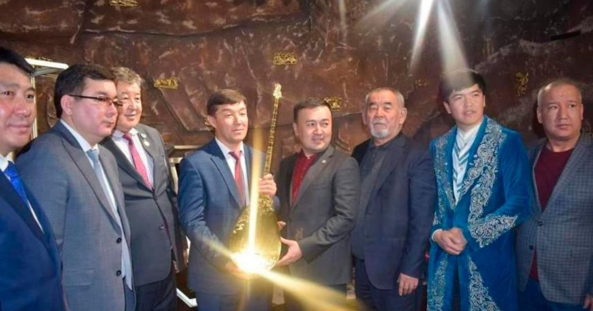 Түркістанда бриллиантпен көмкерілген «Алтын домбыра» сақтаулы тұр