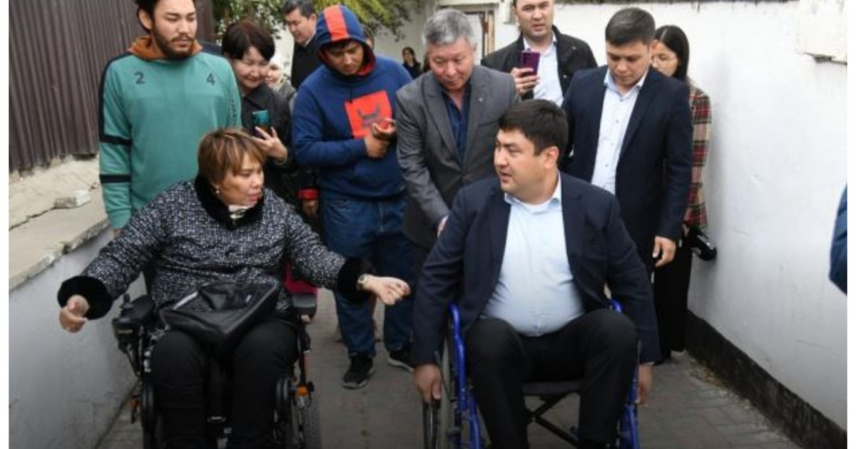 Атыраулық шенділер арбамен қала аралады