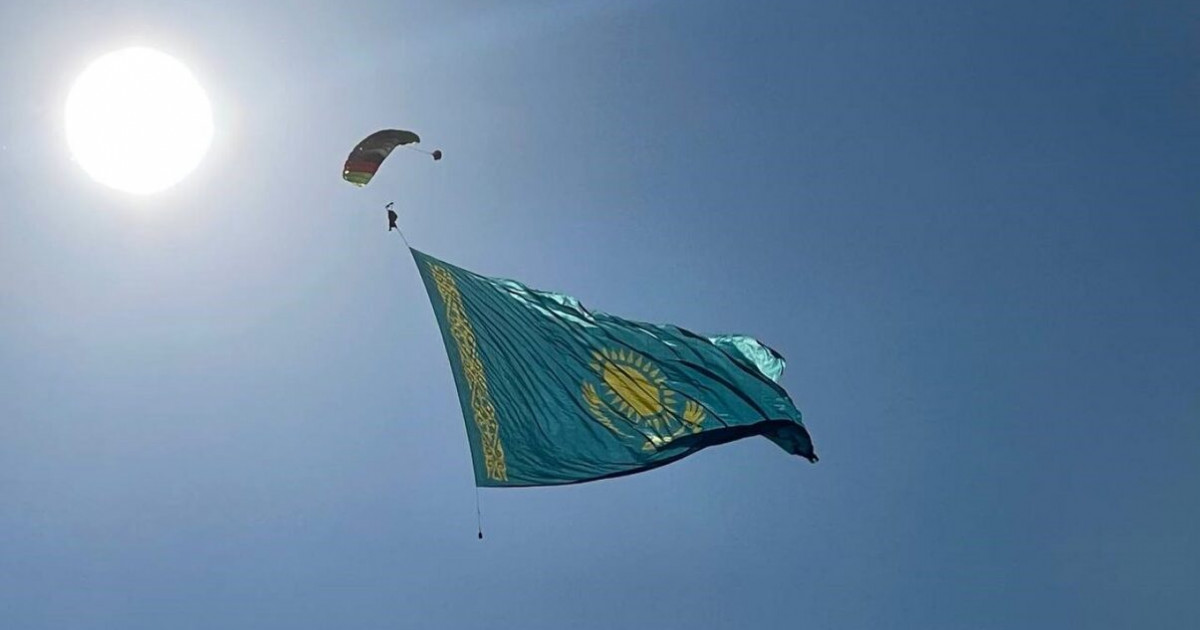 Қазақстанның ең үлкен туы Алматы аспанында желбіреді
