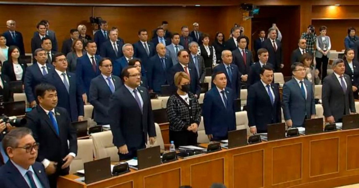 Бір минут үнсіздік: депутаттар шахтада қаза болғандарды еске алды