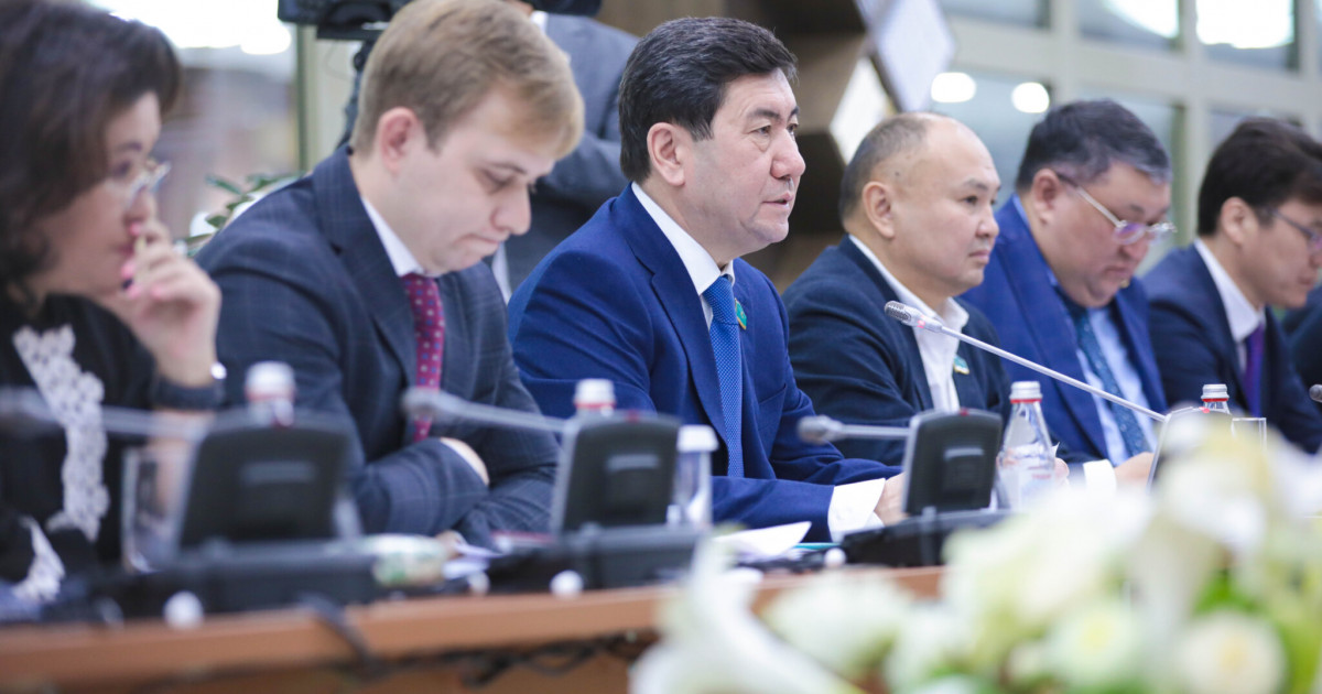 Мәжілісте Қоғамдық палатаның алғашқы отырысы өтті