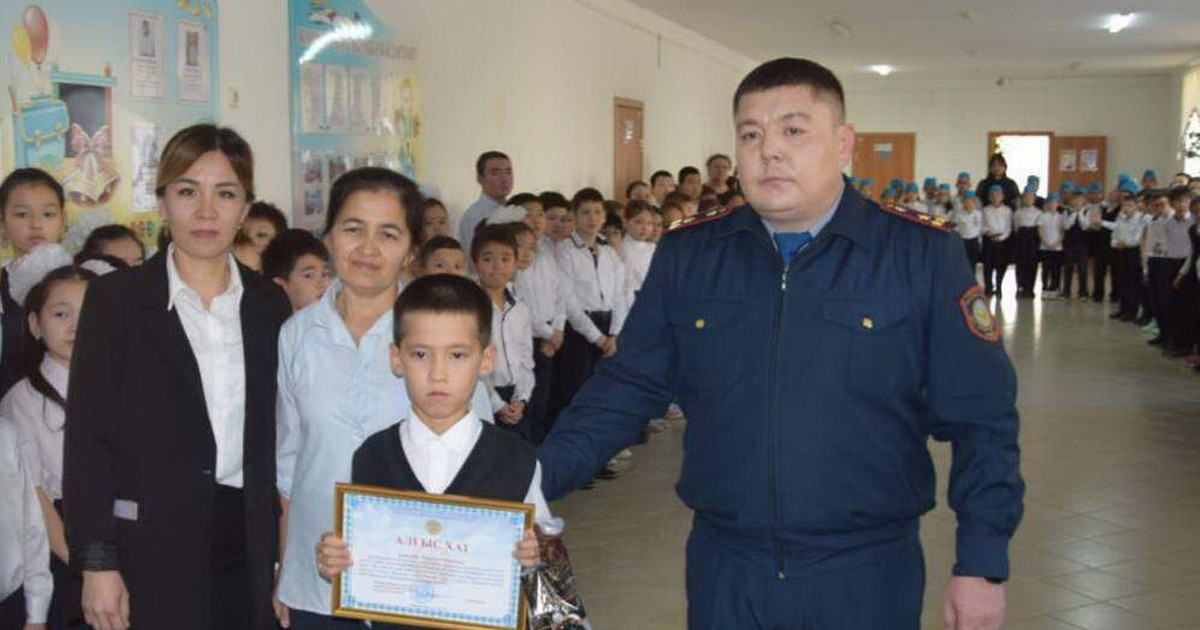 Атырауда жасөспірімдерді құтқарып қалған 8 жасар бала марапатталды