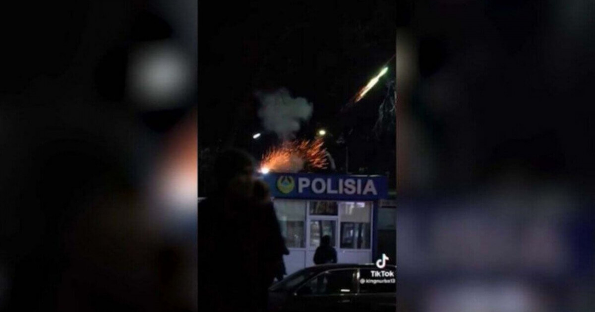 Алматыда блогер полиция бекетінің шатырынан отшашу атқан (ВИДЕО)