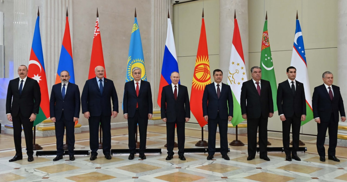 Ресей президенті Қасым-Жомарт Тоқаевты қарсы алды