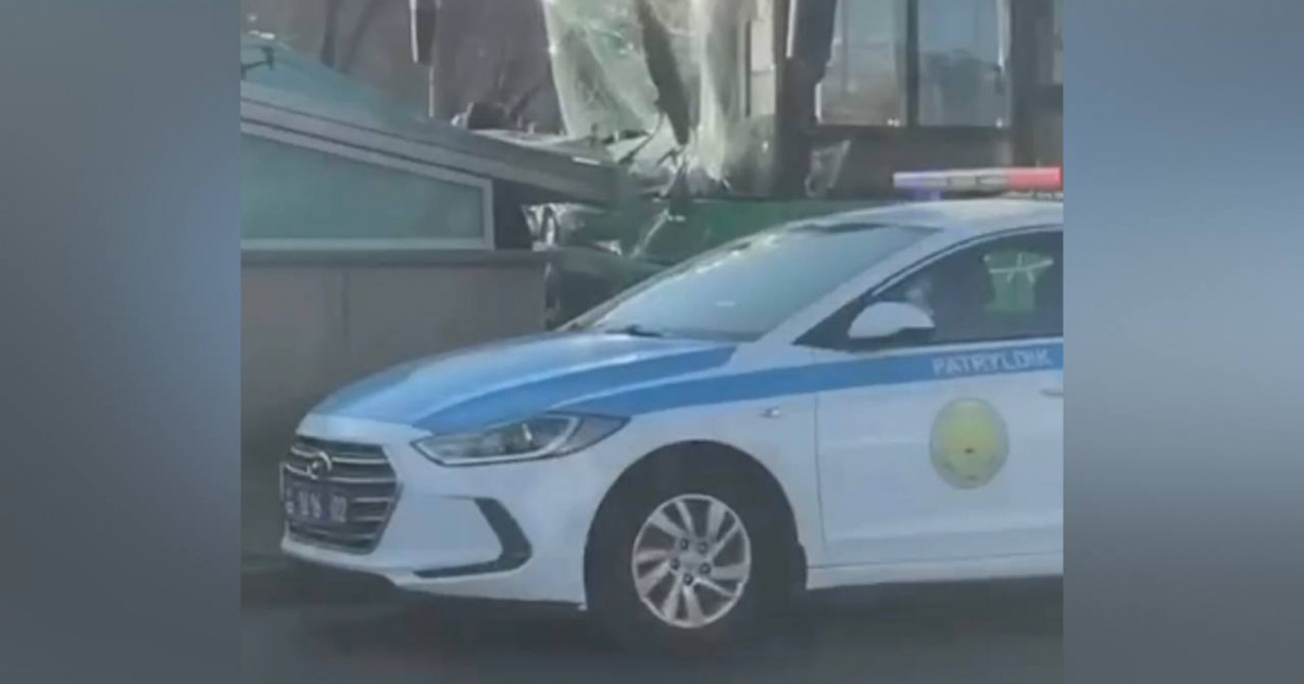 Алматыда қоғамдық көлік метробекетке соғылды