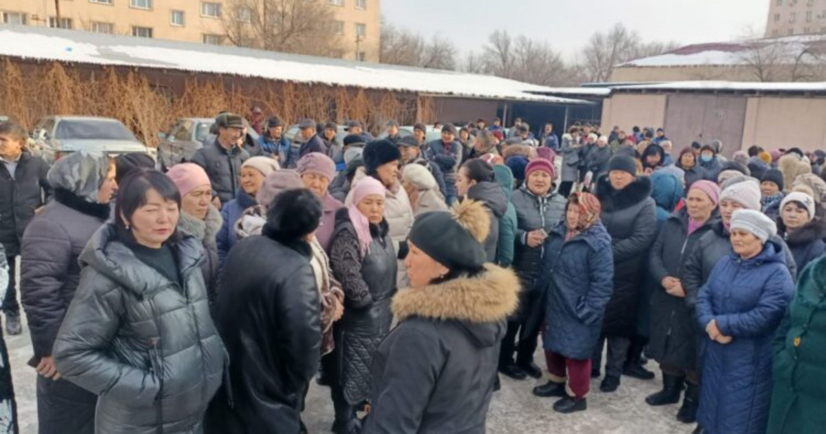 Таразда университет қызметкерлері наразылыққа шықты