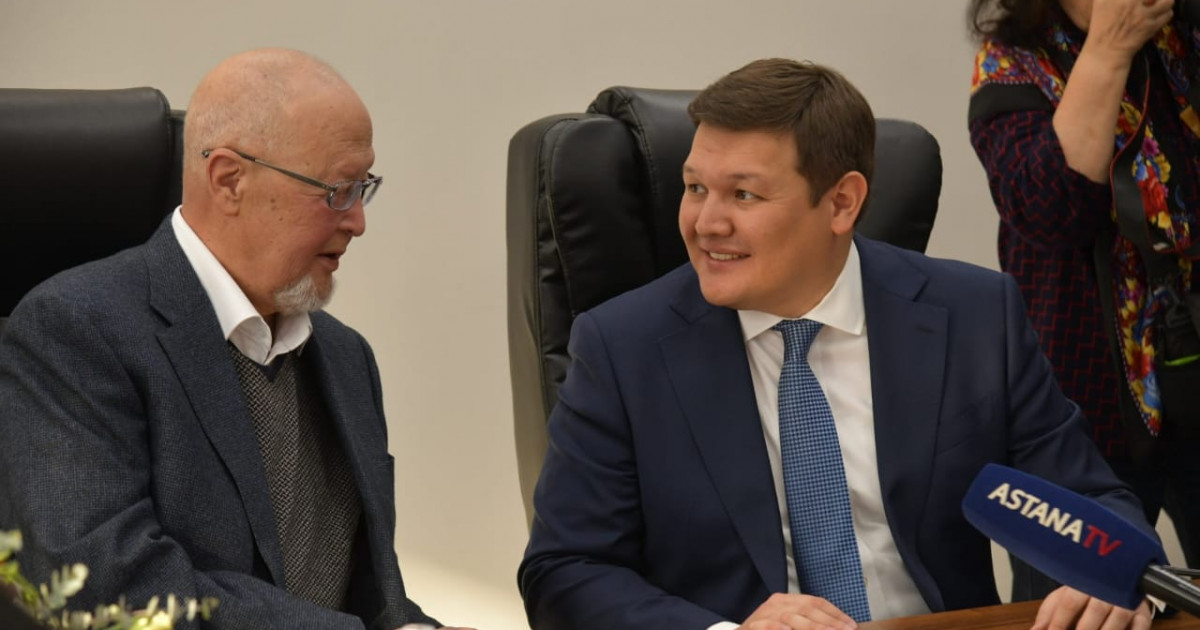 Мәдениет министрі Асхат Оралов зиялы қауым өкілдерімен кездесті