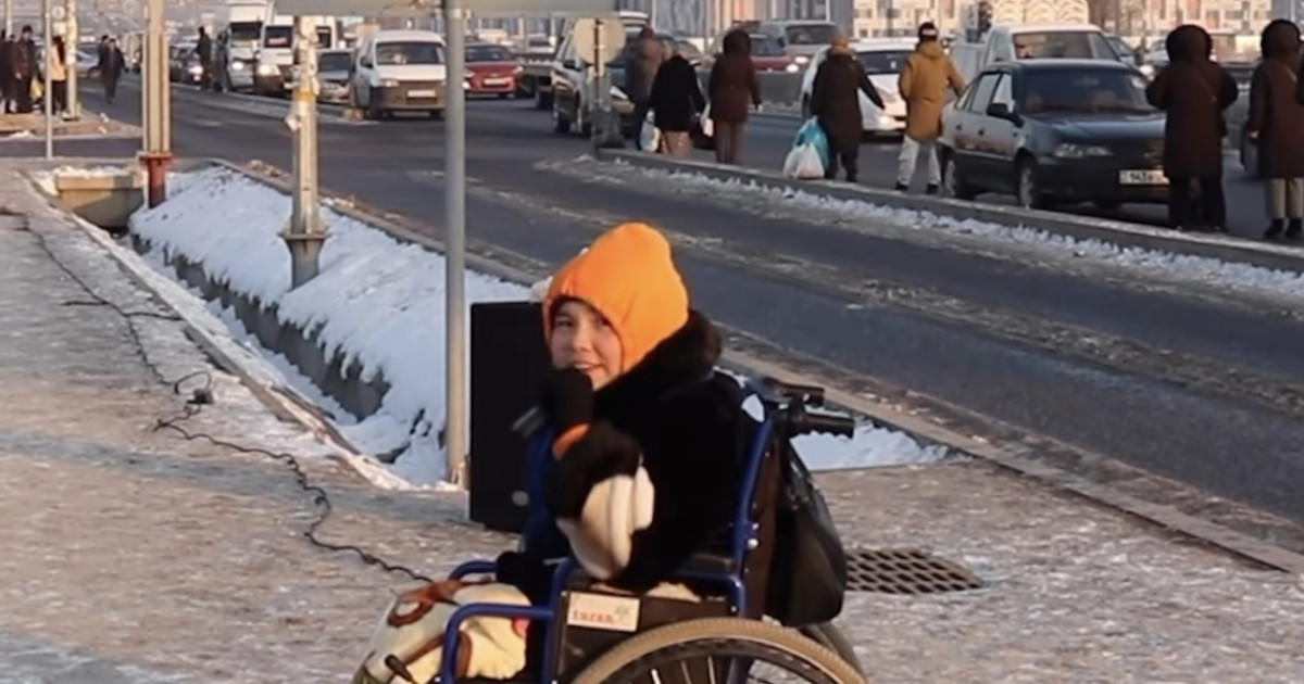 Ән айтып, еміне ақша жинаған қыз көпті тәнті етті (ВИДЕО)