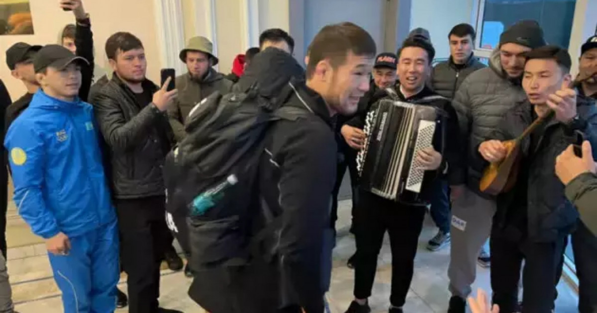 Алматылықтар UFC-де жеңіске жеткен Шавкат Рахмоновты күтіп алды