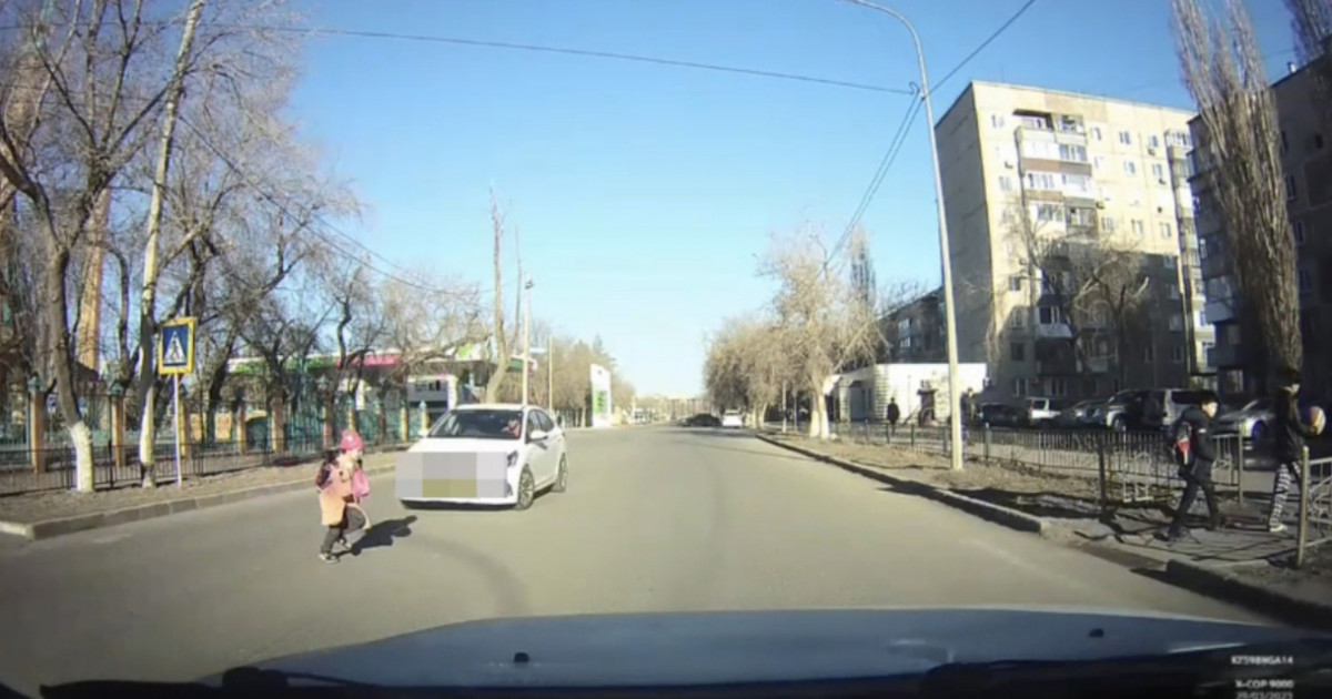 Павлодарлық оқушыны екі бірдей көлік қағып кете жаздады (ВИДЕО)