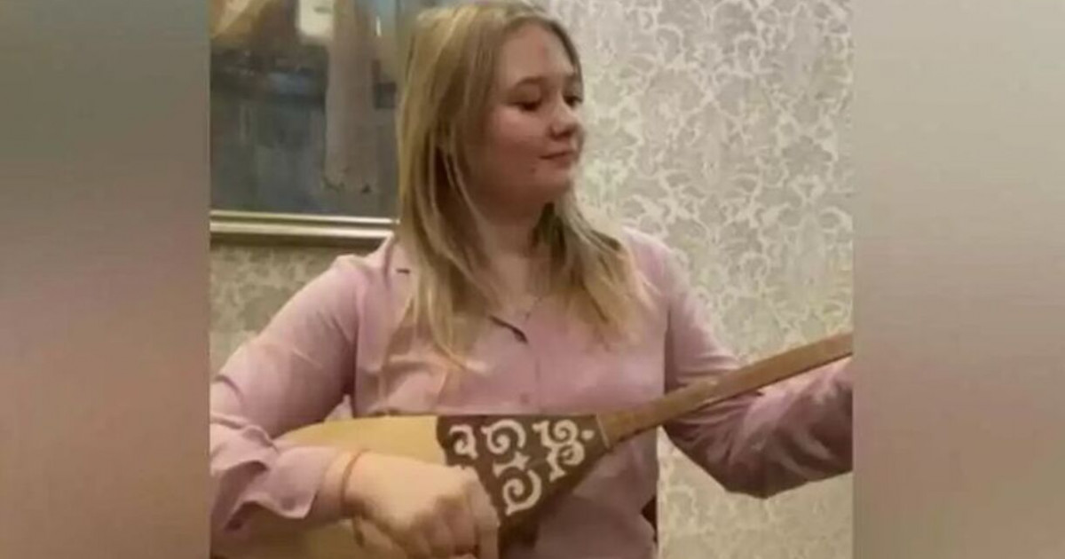 Америкалық қыз домбырада «Қара жорғаны» орындады (ВИДЕО)