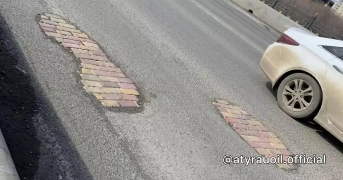 Атырауда асфальттағы шұрық тесіктерге кірпіш төселген