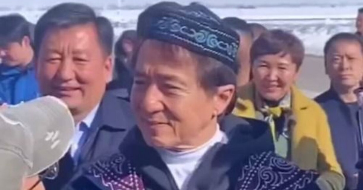 Джеки Чан шапан киіп, қазақша ән шырқады