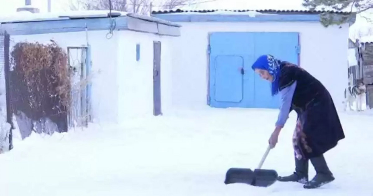 Қарағандыда 102 жастағы қария әлі күнге дейін қар күрейді