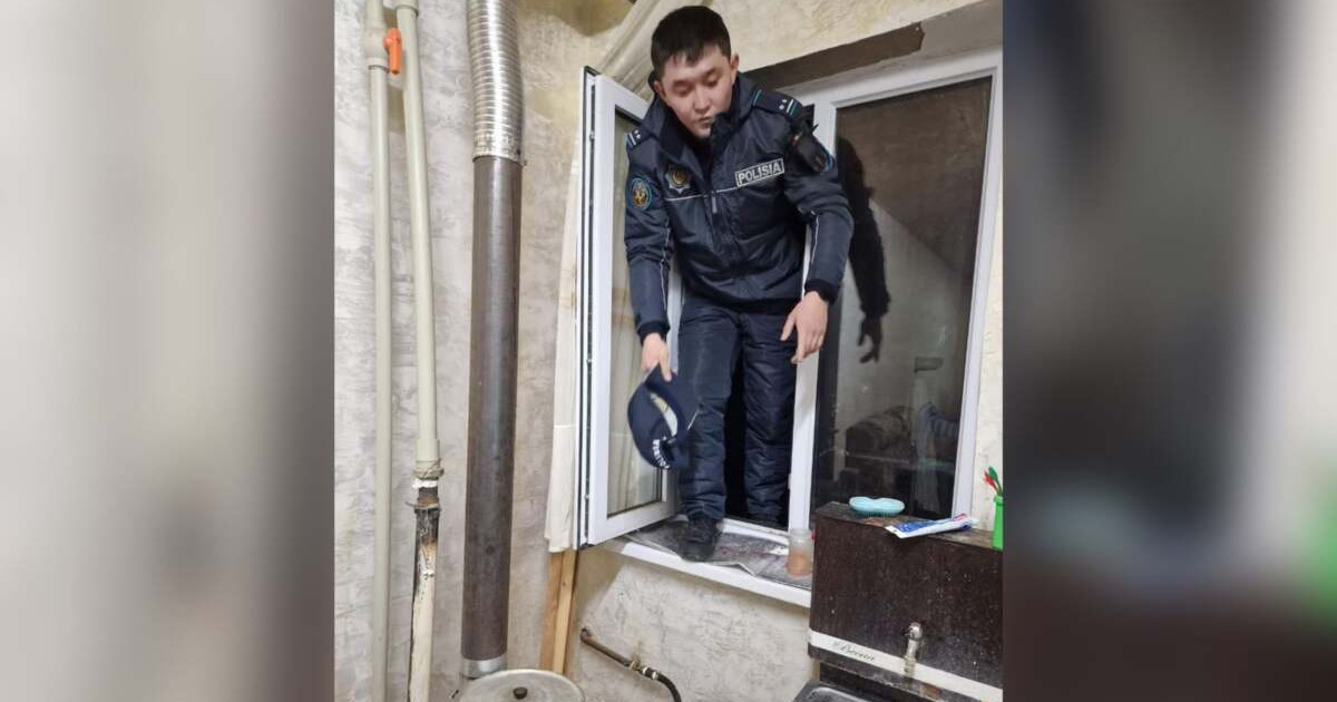 Терезені сындырып, үйге кірген: полицей бір отбасын ажалдан арашалады