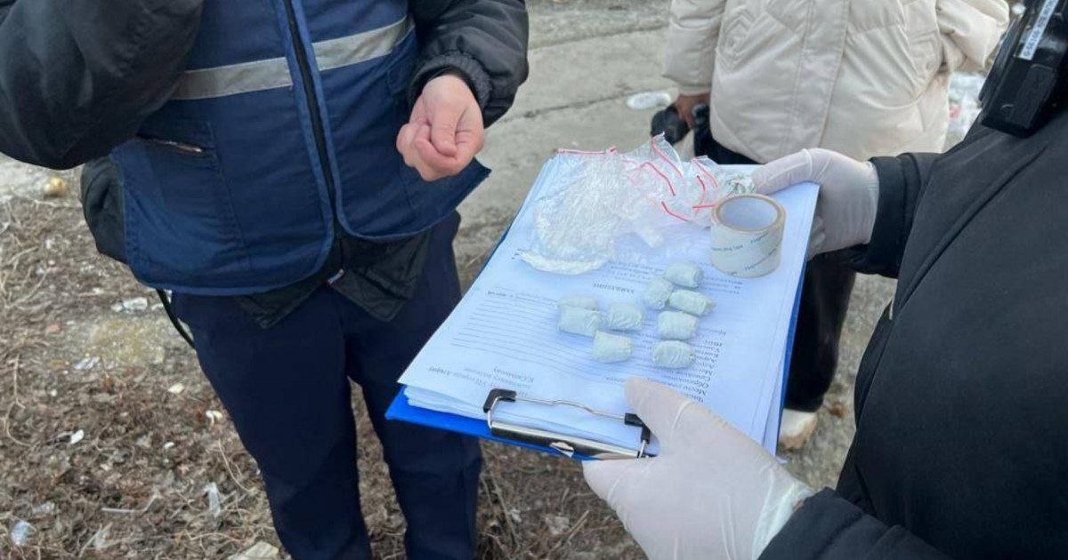 Атырауда 17 жастағы қыз есірткі сатқан деген күдікке ілінді