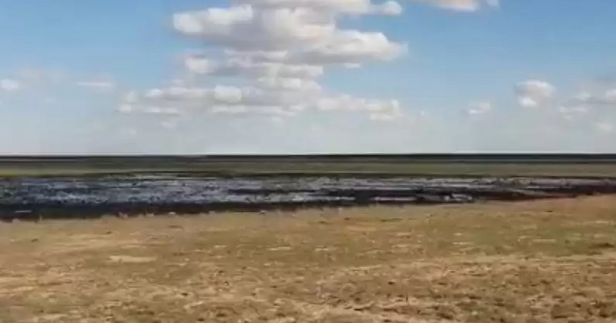 Атырауда мұнайға ұқсас сұйықтық төгілген жер 2 жыл бойы тазаланбаған