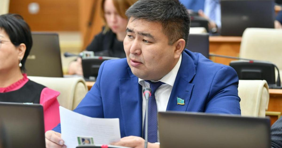 «Өтірікті сендіріп айтудың өзі өнер»: депутат халықты қымбатшылық қысып жатқанын айтты