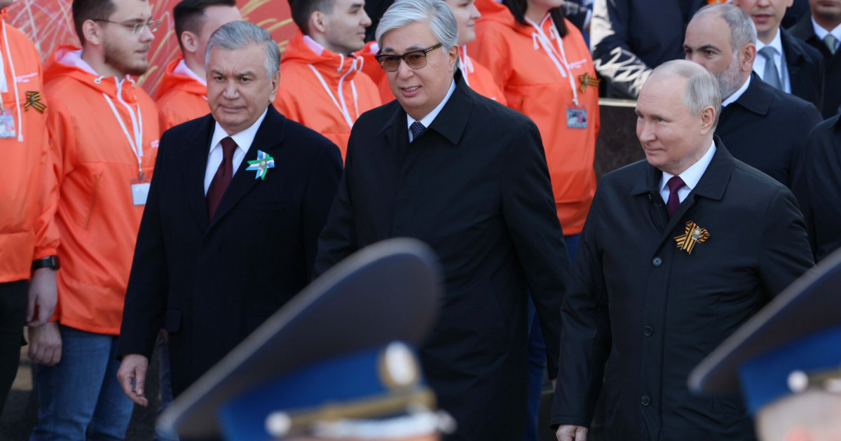 Президент Жеңіс күніне арналған әскери парадқа қатысты