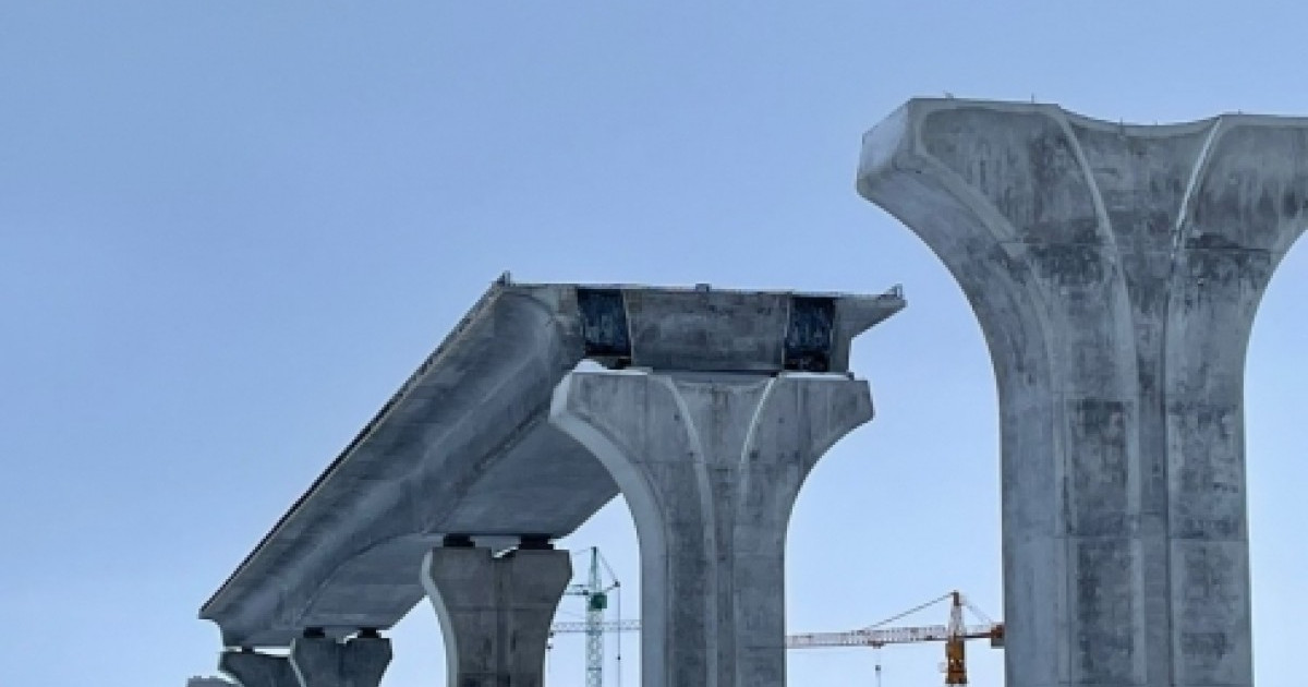 LRT бағандарының бірі қисайып кеткен